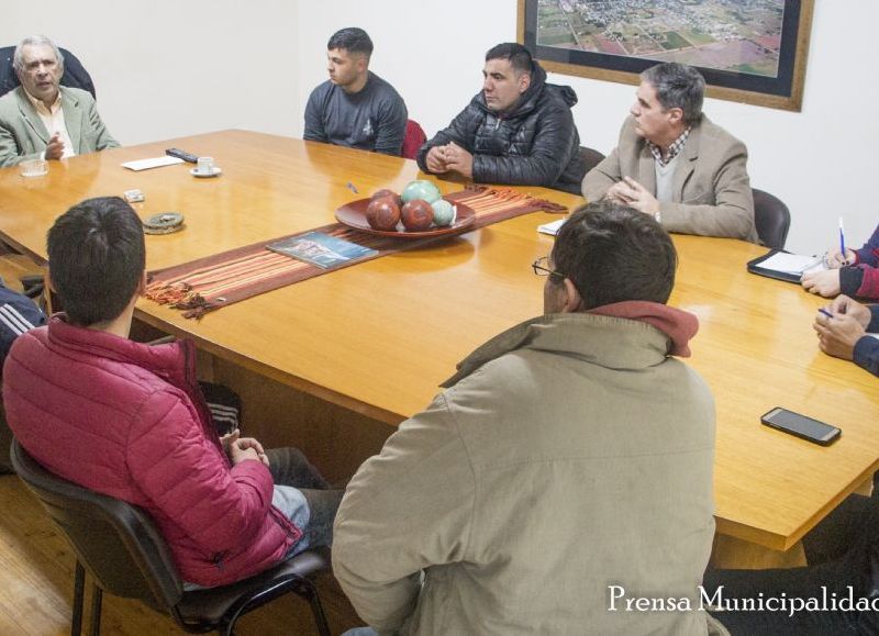 El intendente Ricardo Casi se comprometió a brindarles ayuda social.
