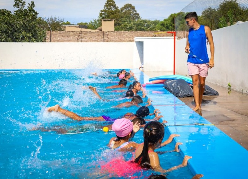 El programa “Aprender a nadar salva vidas” también se desarrolla en las localidades de Manuel Ocampo, Acevedo y Urquiza.