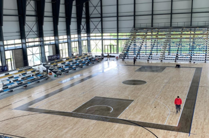 Se completó la demarcación homologada y el laqueado final del piso del microestadio.