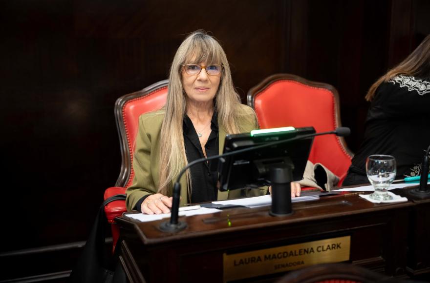 A instancias de Laura Clark.