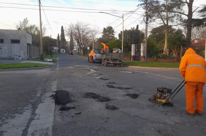 Bacheo, limpieza y mantenimiento de calles.