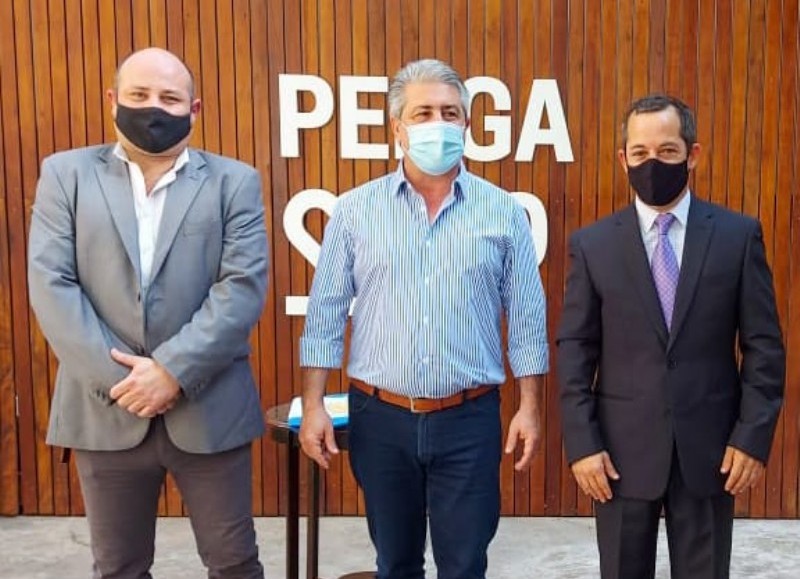 El intendente flanqueado por Paolo Bonanno y Lucas Marino Aguirre.