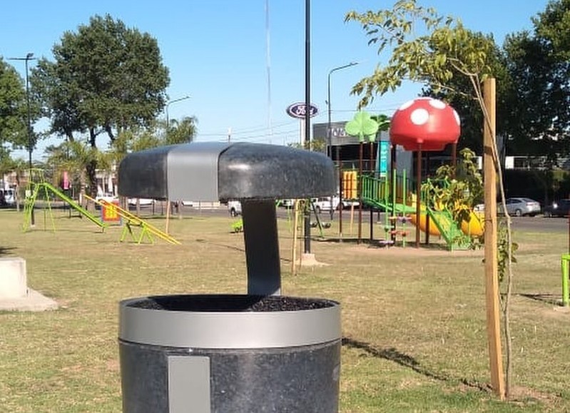 La Municipalidad de Pergamino, preparó cestos de basura, fabricados con plástico reciclado para colocar en la Plaza Sargento Cabral.