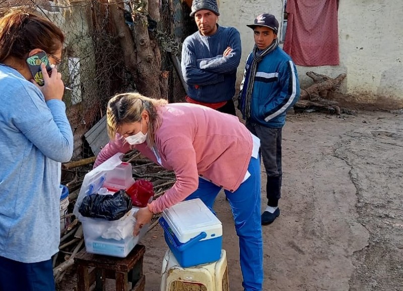 Labor de enfermeros y trabajadores sociales.