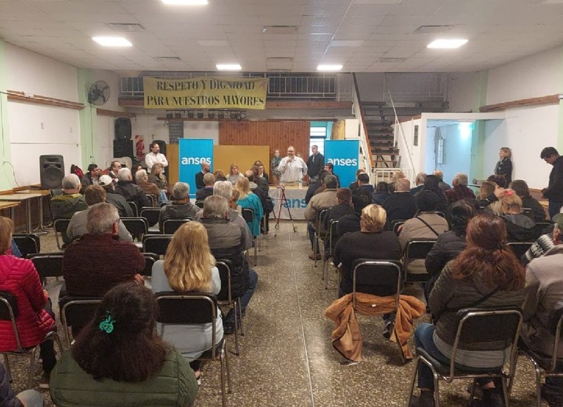 Acto en el Club de los Abuelos.