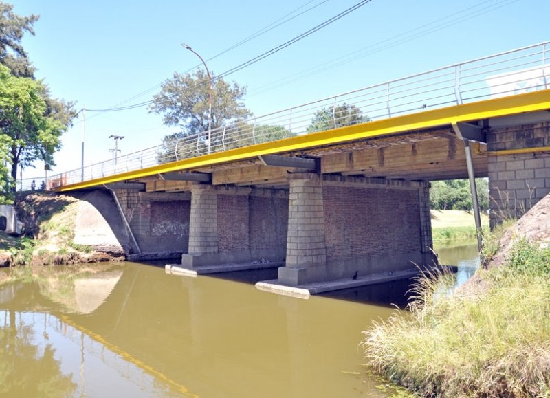 Este lunes se detectó una fisura en uno de los pilares centrales del puente.