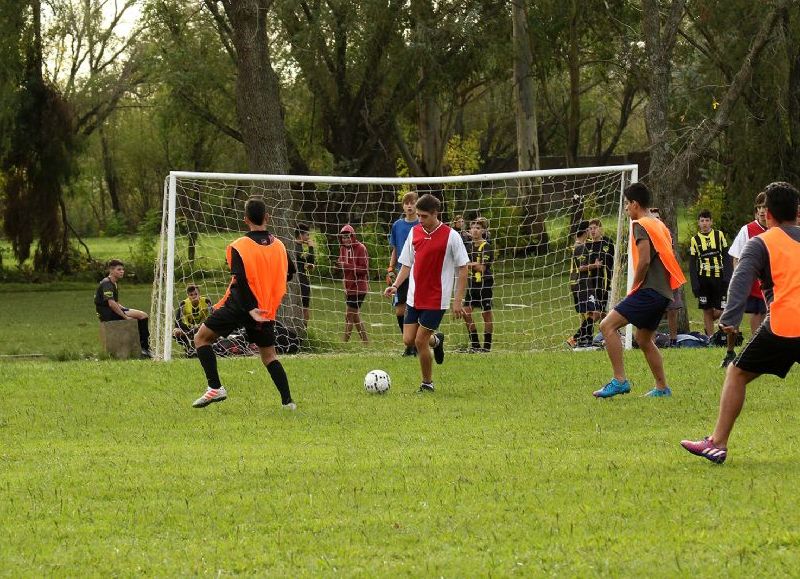 Acción en el campo de deporte de Hermanos Maristas.