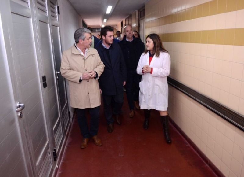 Meses atrás, el intendente Javier Martínez junto al ministro Andrés Scarsi recorriendo el hospital que no tiene insumos para atender a los vecinos.
