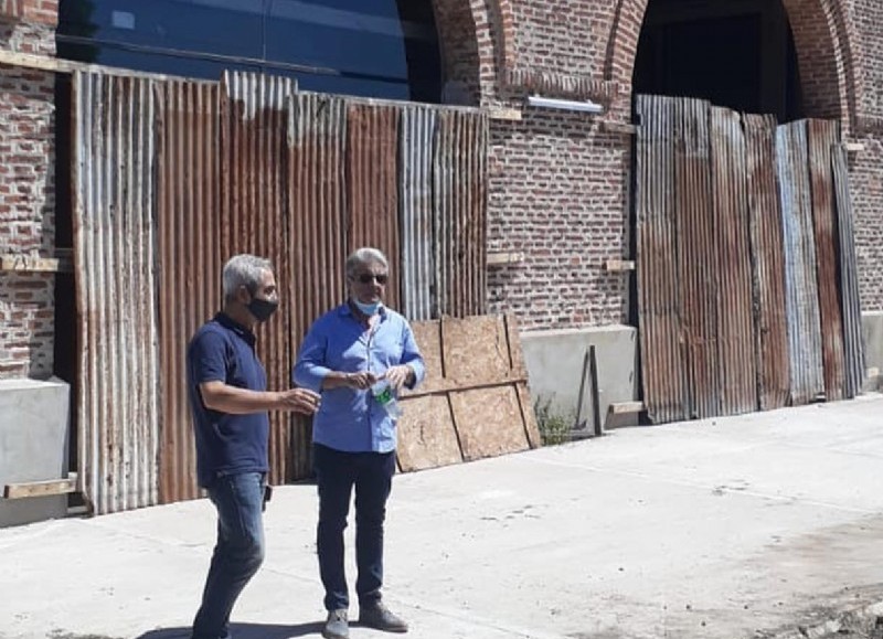 Observaron el edificio arquitectónico y los nuevos trabajos en el exterior, donde se están construyendo los halls de acceso.
.