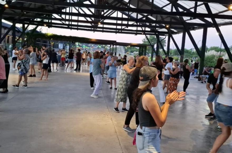 Gran convocatoria en los “Bailecitos Domingueros” en Parque Belgrano