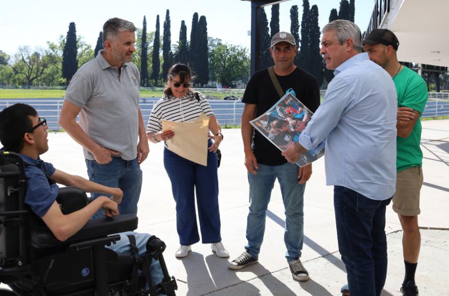 Javier Martínez y Gustavo Ciuffo entregaron un reconocimiento a Jesús Ledesma y Francisco Mondot.