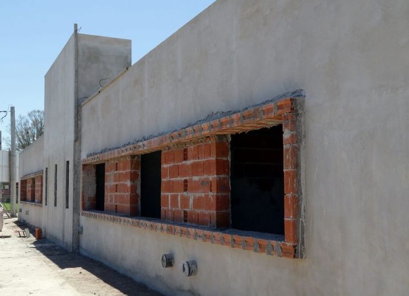 El edificio tendrá cinco consultorios, de los cuales dos serán especialmente para Odontología y Ginecología; Enfermería; Sanitarios; Sala de Espera y un Área Administrativa.