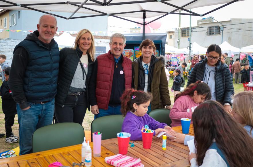 Javier Martínez, junto con la diputada provincial Paula Bustos y el concejal Ignacio Maiztegui, aprovechó la oportunidad para saludar a Analía Valente, directora de la institución.