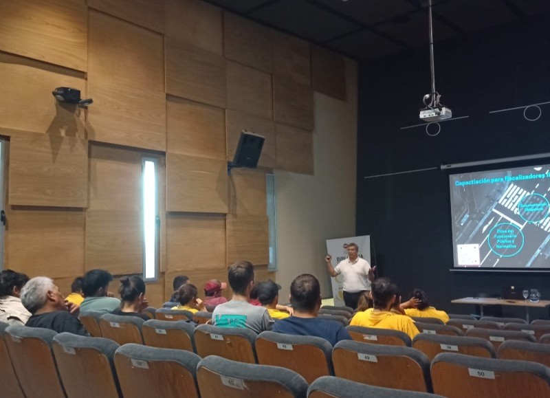 Actividad en el Auditorio de la Biblioteca Municipal Joaquín Menéndez.