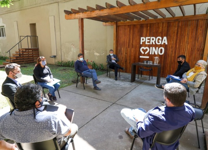 Reunión en el patio de la Municipalidad.