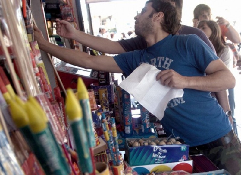 Con la intención de gestionar, cuidar y proteger al ciudadano de la pirotecnia “ilegal”, se habilitaron cuatro comercios para su venta.