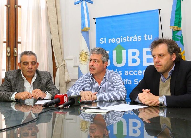 Conferencia de prensa de las autoridades.