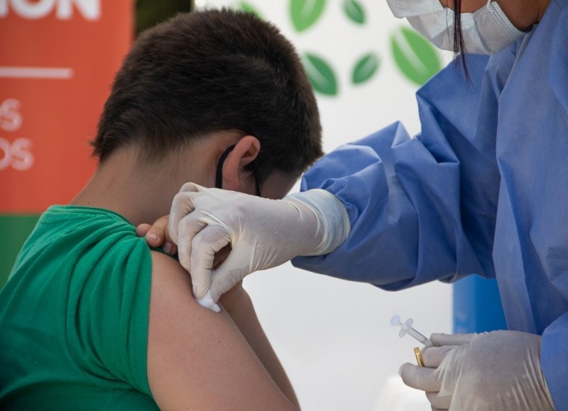 Inmunización contra el sarampión, rubeola, paperas y polio.