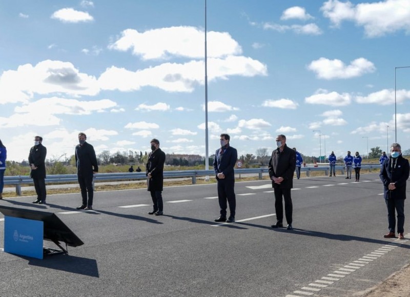 El acto contó con la presencia del gobernador de la Provincia de Buenos Aires Axel Kicillof, el ministro de Obras Públicas de Nación Gabriel Katopodis, el ministro del Interior de la Nación Eduardo Enrique “Wado” de Pedro, entre otros. 