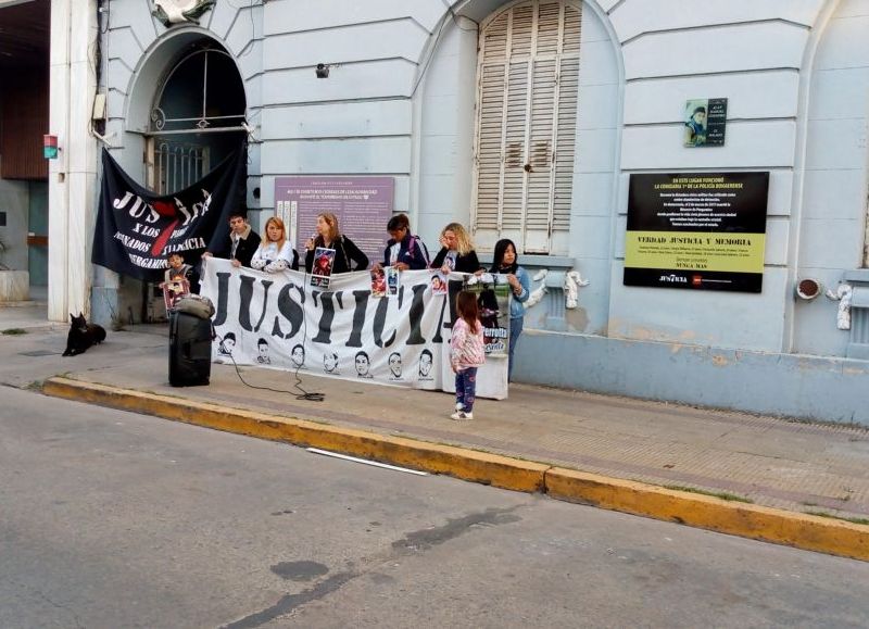 Frente a la Comisaría Primera