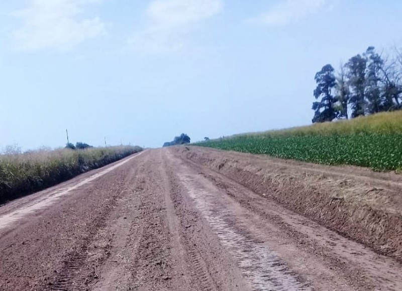La Municipalidad de Pergamino continúa trabajando en los caminos rurales en Benítez.