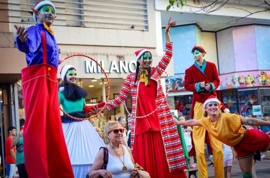Los centros comerciales se llenaron de vecinos durante el Paseo Navideño, organizado por el Municipio y la Cámara de Comercio.