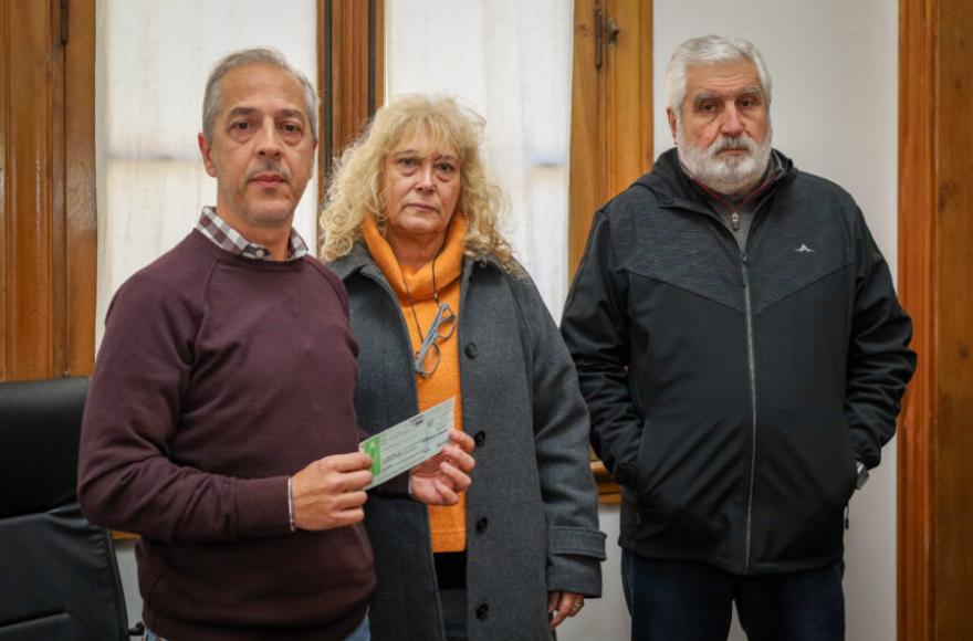 Karim Dib hizo entrega del aporte a los representantes de la entidad.