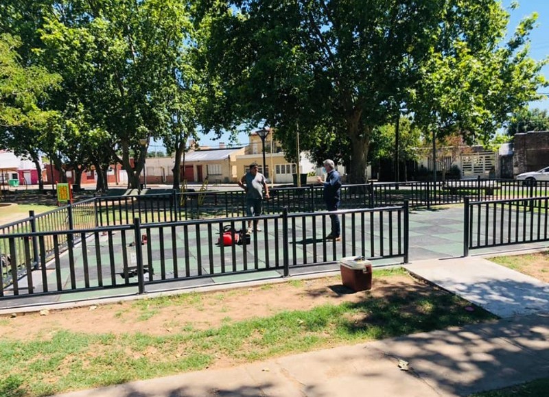 Desde la Municipalidad comenzaron los preparativos para que la Plaza San Martín tenga un espacio de juegos para niñas y niños con TEA (Trastorno del Espectro Autista).