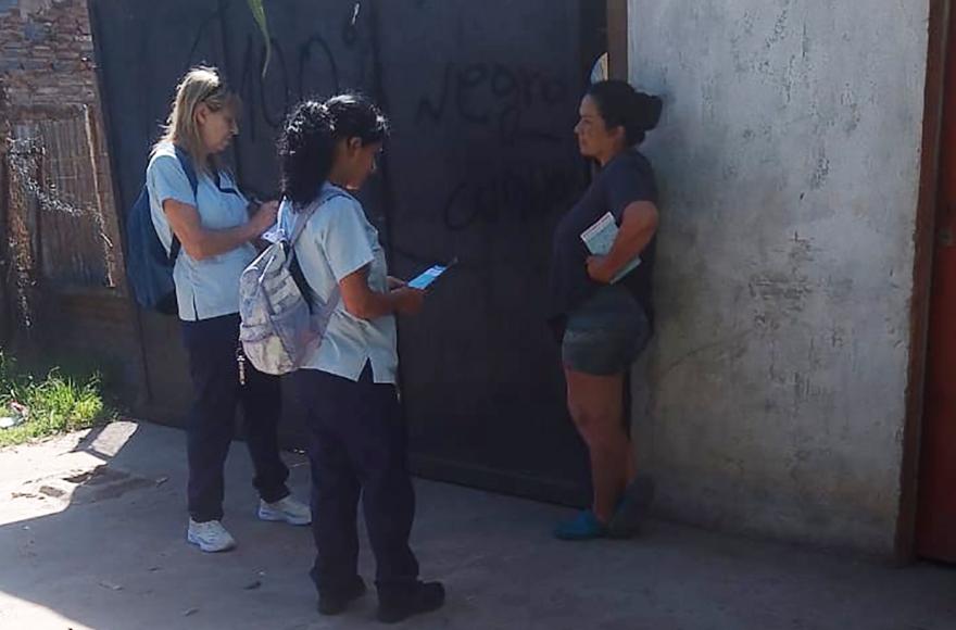 El equipo de Saneamiento Ambiental presente en el Barrio Otero.