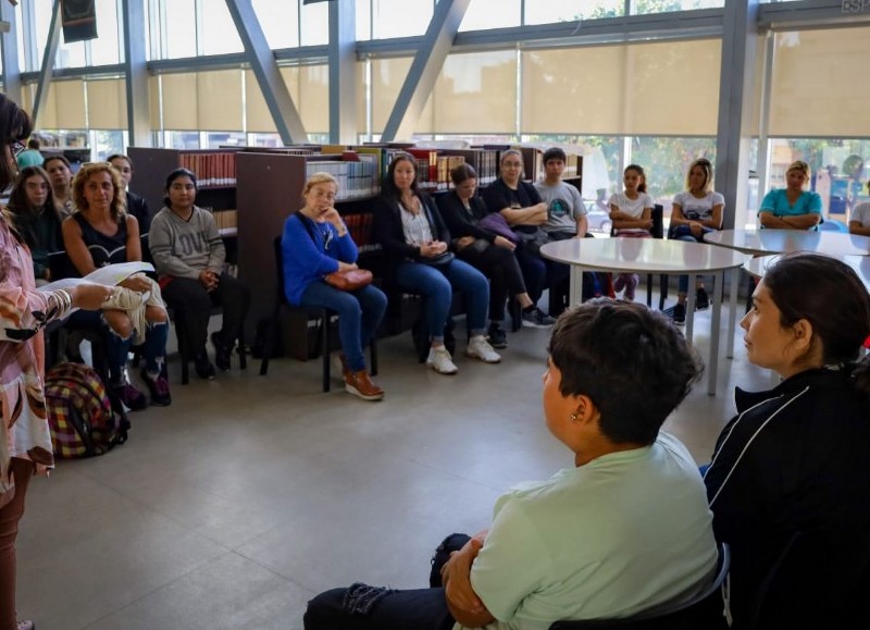 Acto en la Biblioteca Menéndez.