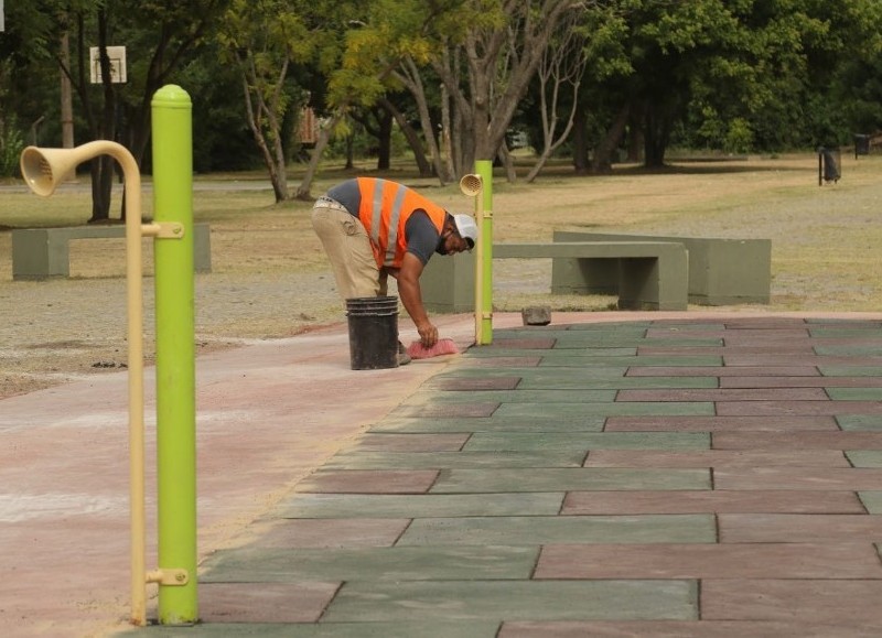 La Municipalidad sigue trabajando reciclando los juegos que ya estaban “para volver a colocarlos hasta la licitación para adquirir nuevos”.