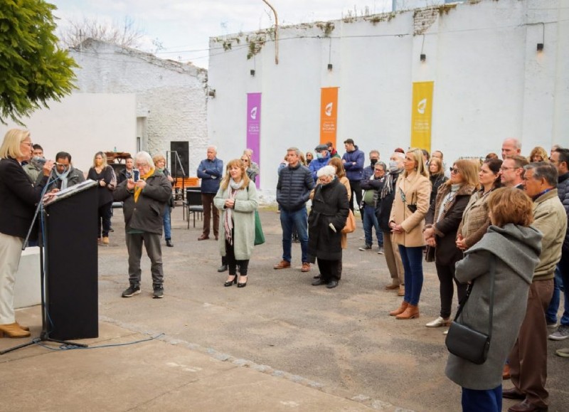 En la esquina de la Casa de Cultura.