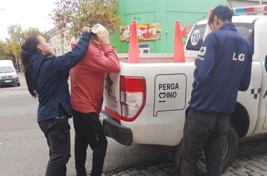 Los demoraron por actitud sospechosa y fueron detenidos por llevar droga