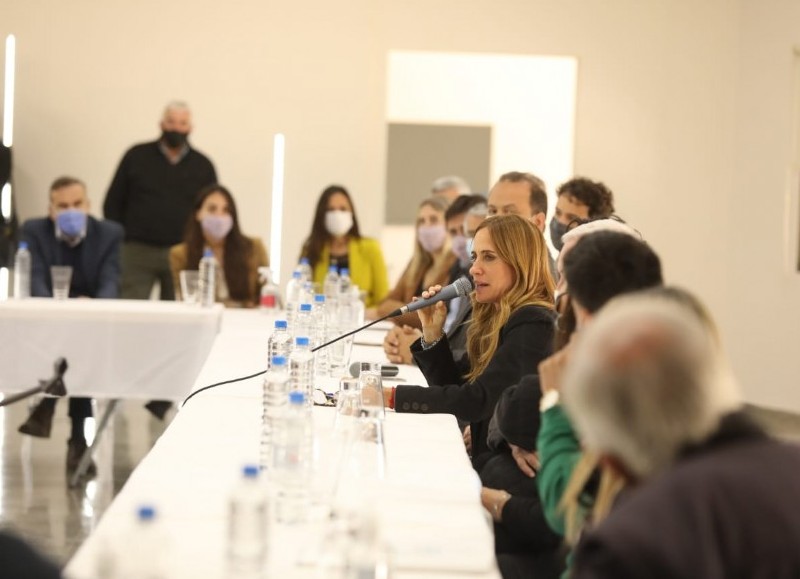 Victoria Tolosa Paz, en campaña.