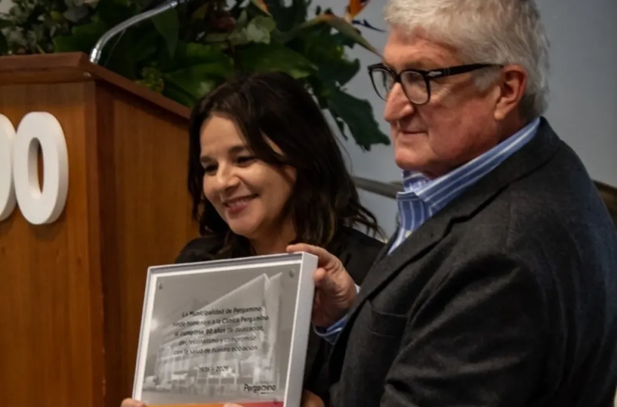 La Municipalidad entregó una placa conmemorativa.