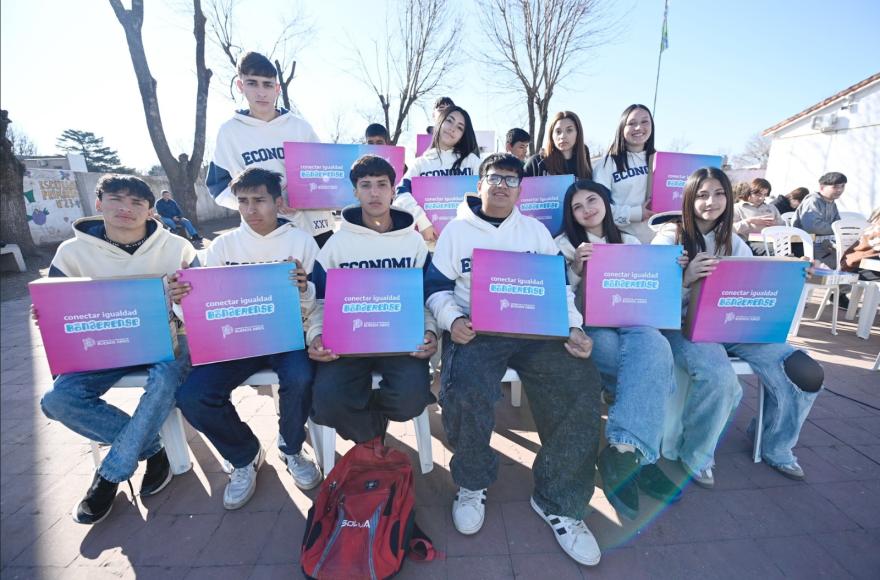Se entregaron 29 computadoras para alumnos de tres escuelas del distrito.