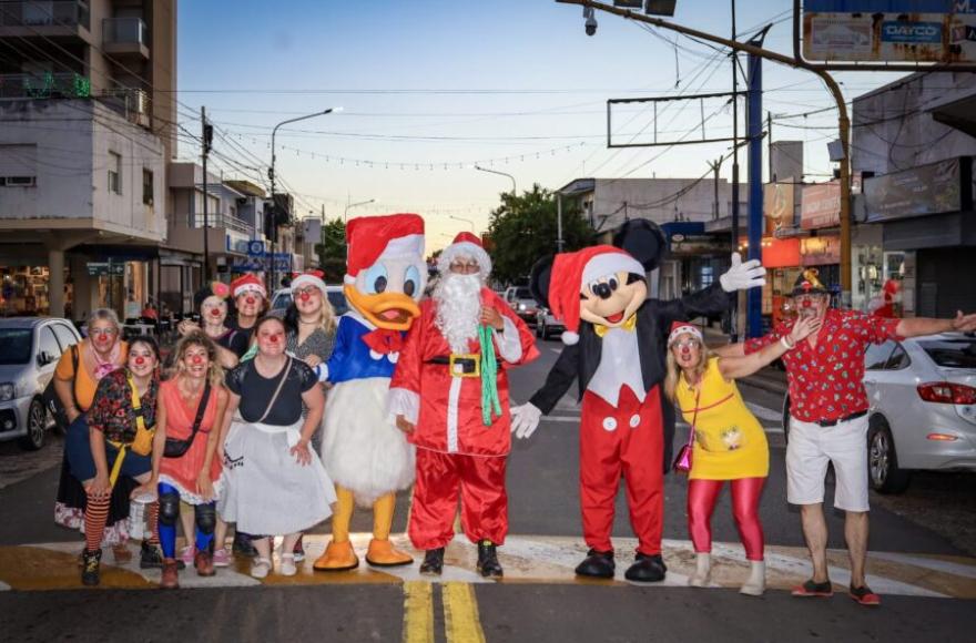 Los centros comerciales se llenaron de vecinos durante el Paseo Navideño, organizado por el Municipio y la Cámara de Comercio.