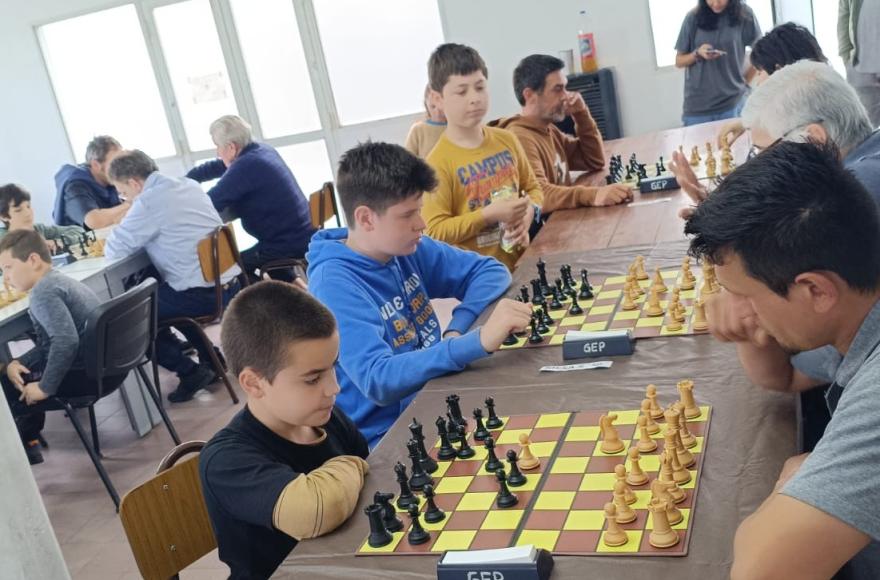 Ajedrez, pizzas y camaradería en el Torneo de Partidas Rápidas de la UPAAC
