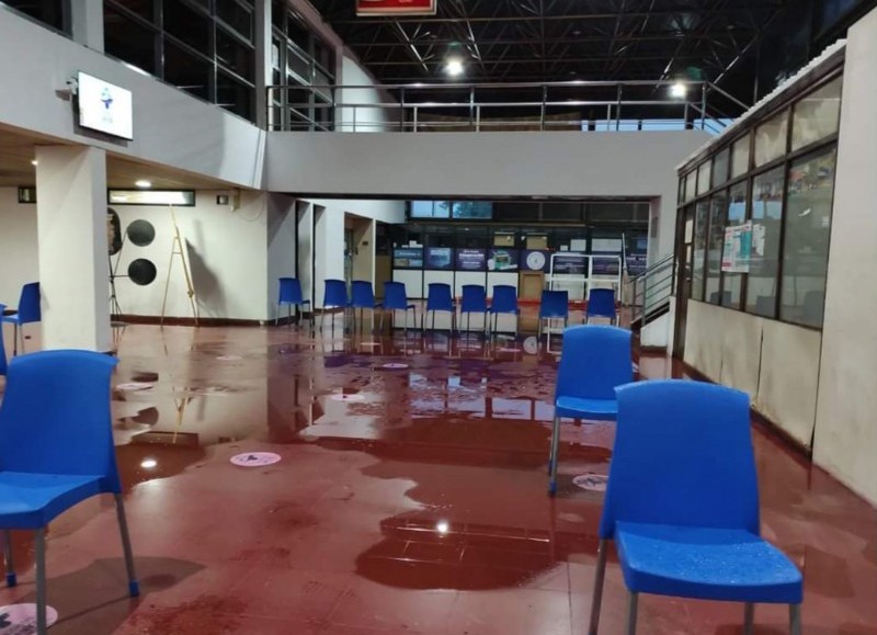 El hall, visiblemente afectado.