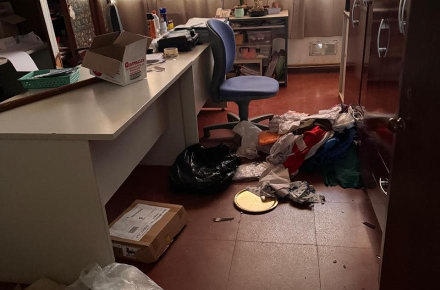 A lo robado se le suman los destrozos que se producen en el lugar.