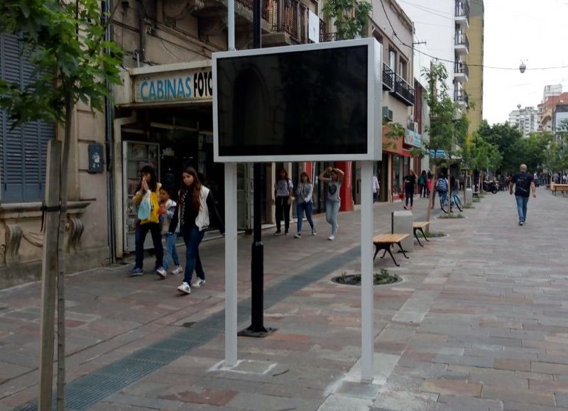 Las pantallas en la peatonal encendieron la polémica.