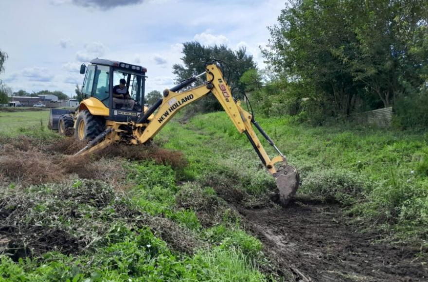 Limpieza de canales para mejorar el drenaje en barrio Jorge Newbery