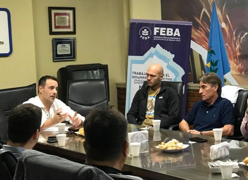 Reunión con socios de la entidad.