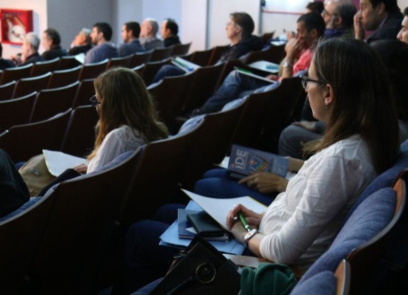 Participación de profesionales, empresas y municipios de la región.