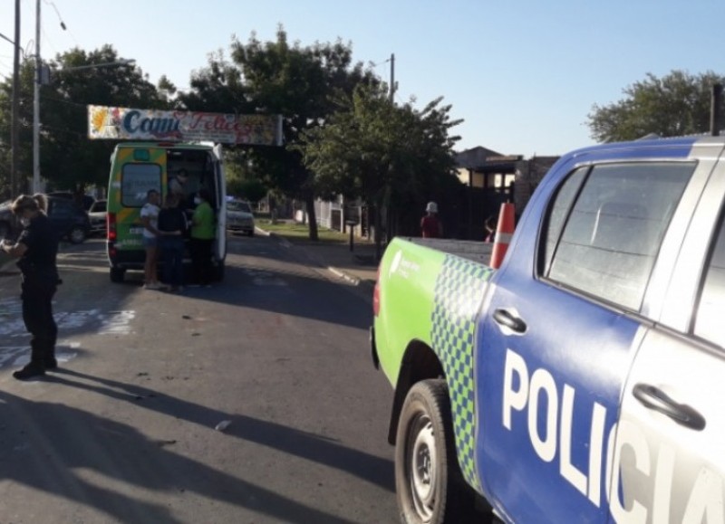 En el lugar se hizo presente personal policial y una ambulancia del SAME para hacerle curaciones a la víctima del siniestro.