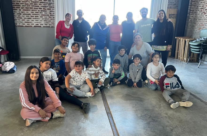Familias y alumnos de los CDC compartieron clase abierta de folklore