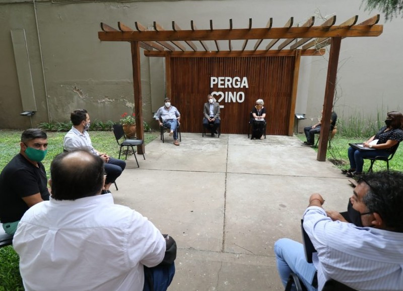 Encuentro en el patio de la Municipalidad.