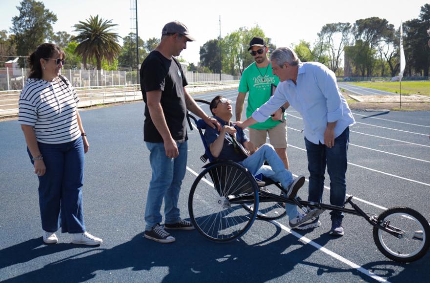 Javier Martínez y Gustavo Ciuffo entregaron un reconocimiento a Jesús Ledesma y Francisco Mondot.