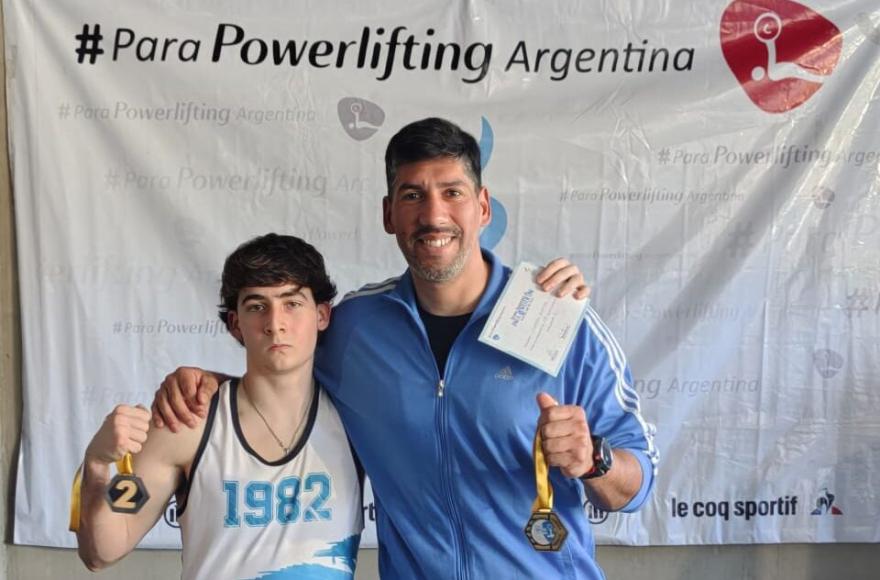 Junto a su entrenador.