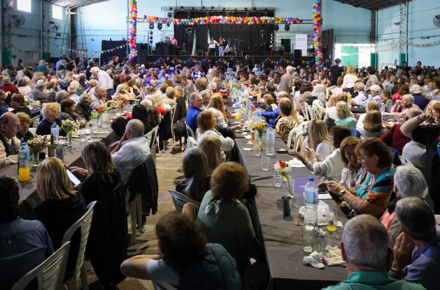 Más de mil adultos mayores celebraron el Día del Jubilado en el Club Centenario